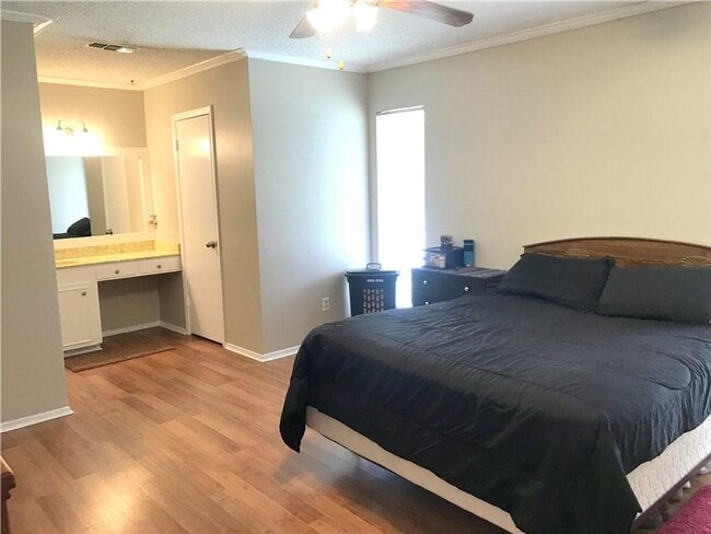 Building Photo - 5 Bedroom 3 Full Baths on the Southside