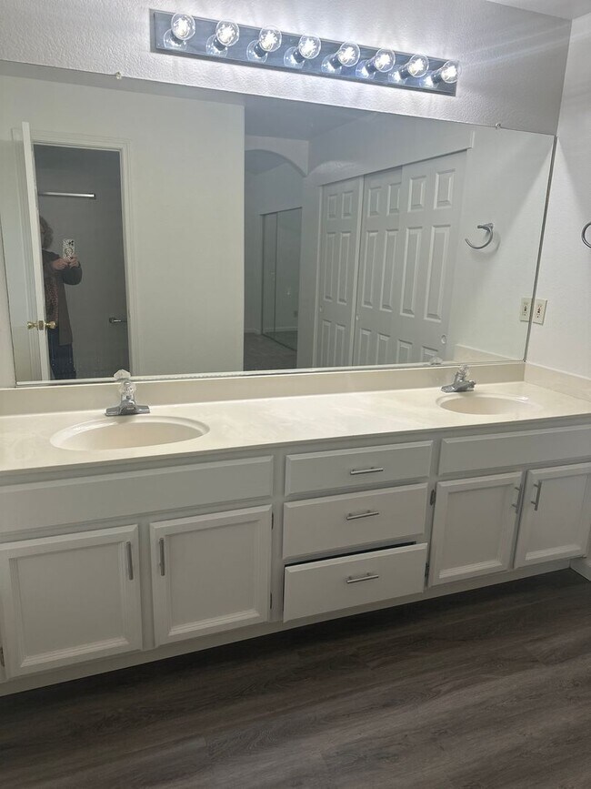 Building Photo - Elk Grove - HOUSE  FOR RENT!