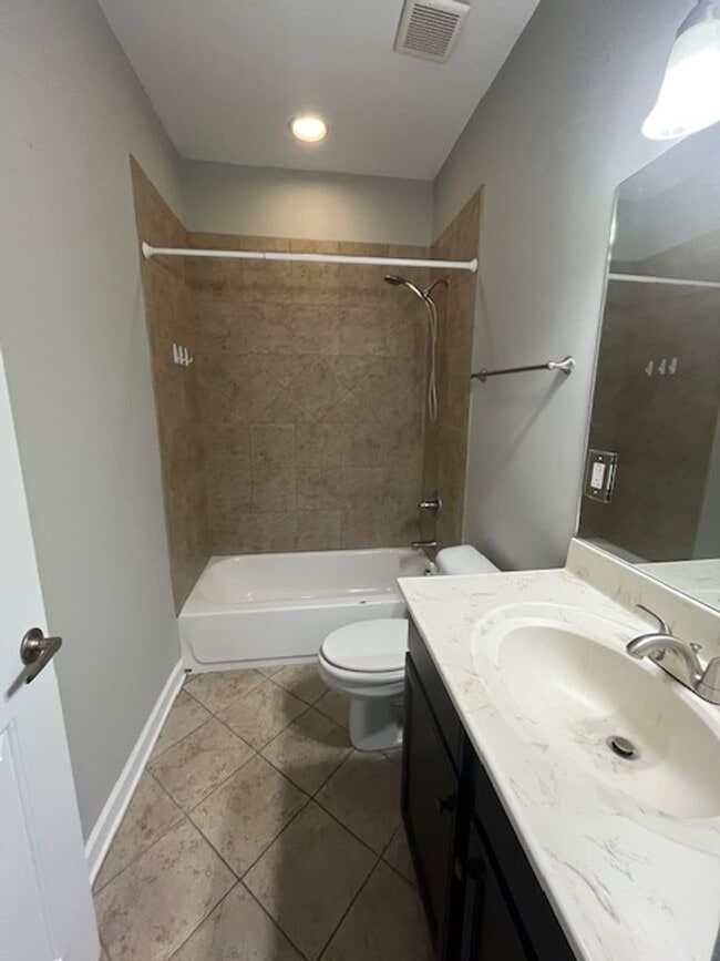 Building Photo - Beautiful modern upstairs condo with 2 full baths! Pet-friendly, with generous parking!