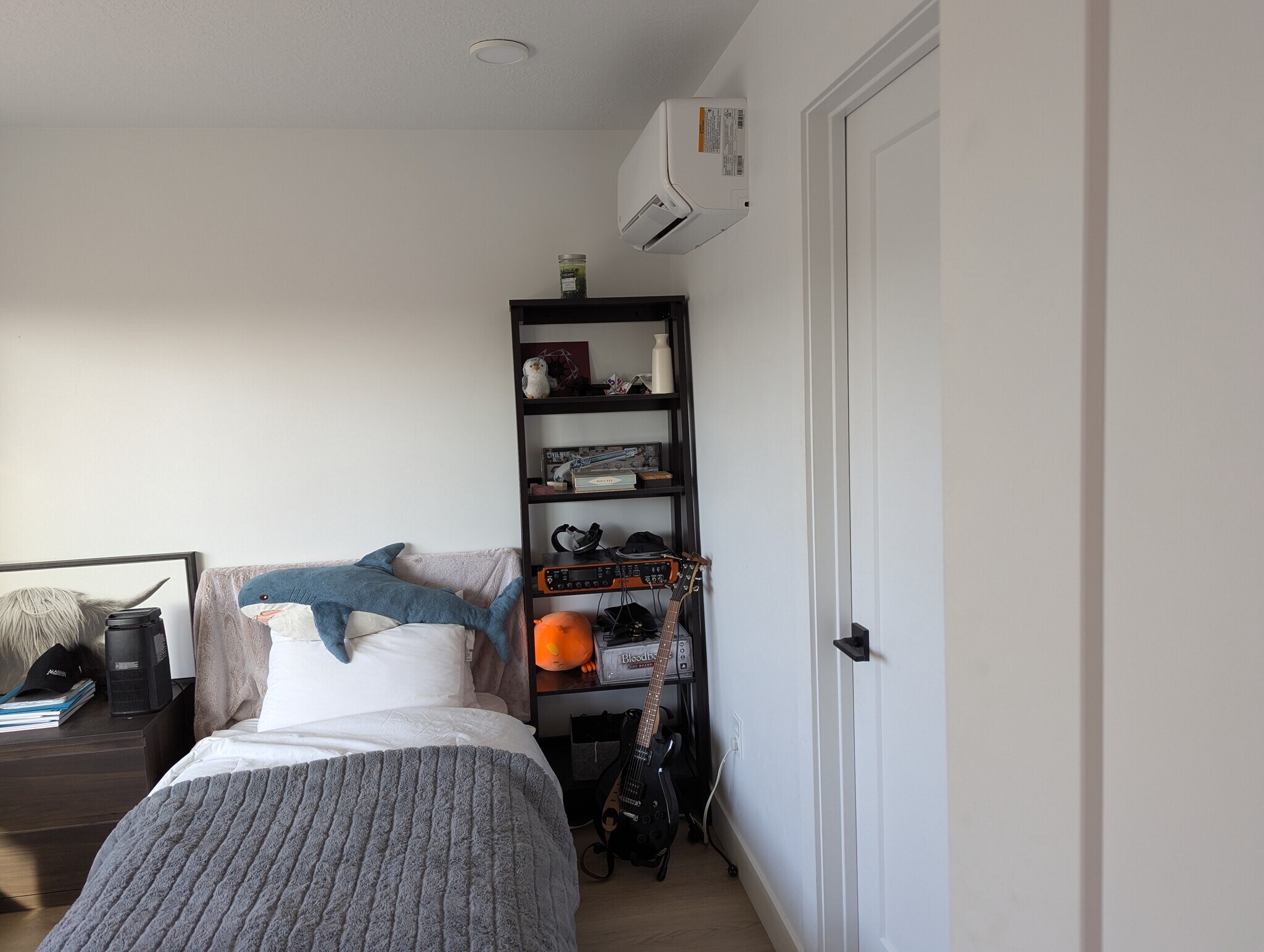 bedroom with connected bathroom - 44 W Iko Ave