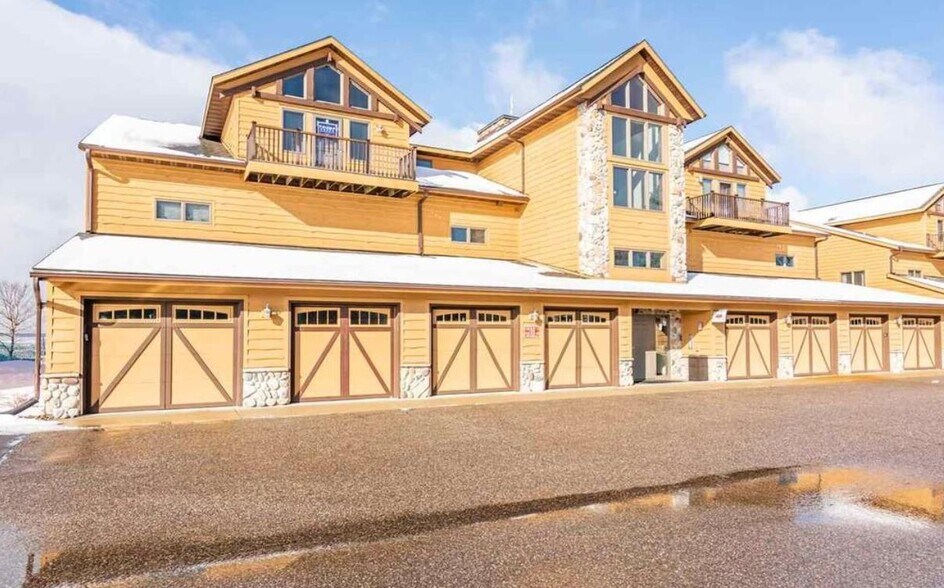 Building Photo - 1833 20th Ct