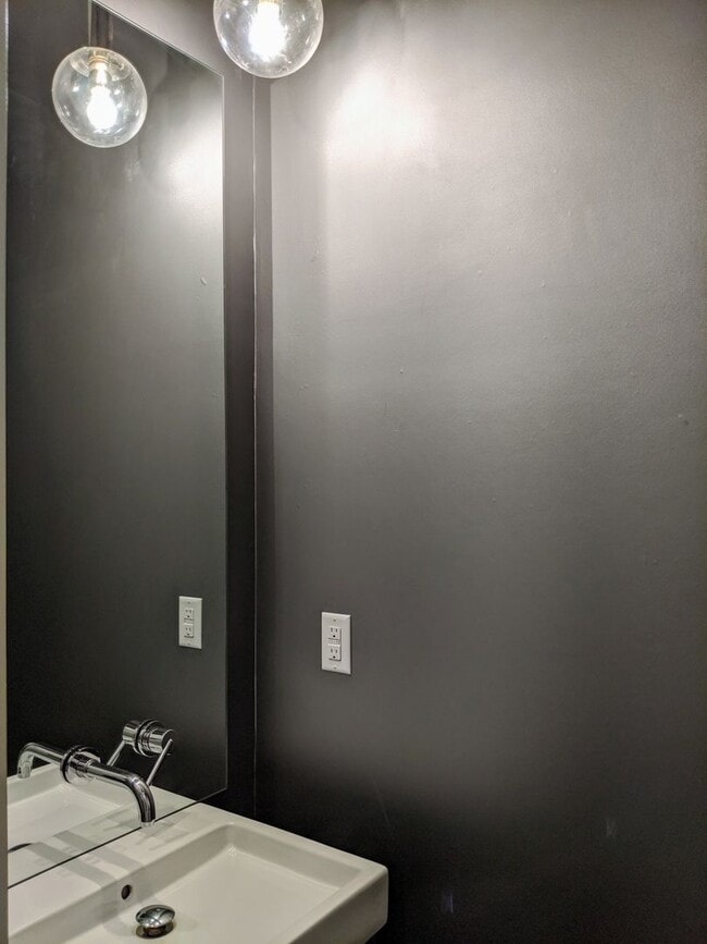 Building Photo - Luxury Townhome in Desirable Germantown Neighborhood