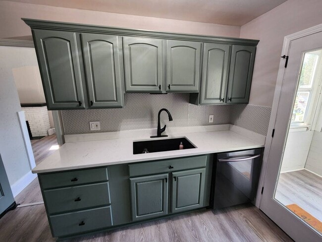 Building Photo - Newly Renovated 3-Bedroom Property in Prim...