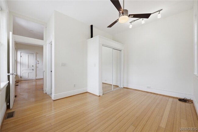 Building Photo - 2 York St