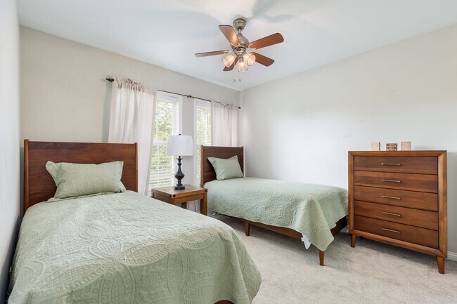 Building Photo - Short term rental available