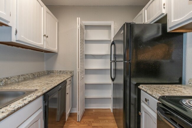 Building Photo - 2 Bed | 1.5 Bath East Tulsa with Spacious Back yard!