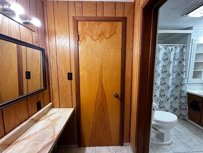 Building Photo - 2bed/1bath Upper Unit/No Garage/ Pets Nego...