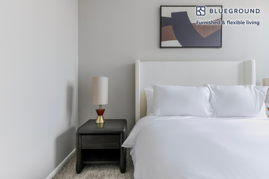 Building Photo - 3450 N Lake Shore Dr