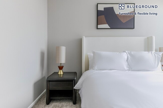 Building Photo - 3450 N Lake Shore Dr