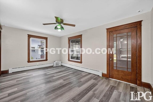 Building Photo - 3822 Lockwood Ave