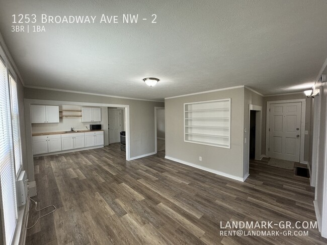 Building Photo - Updated 3 Bed/1Bath – First Month Only $1,...