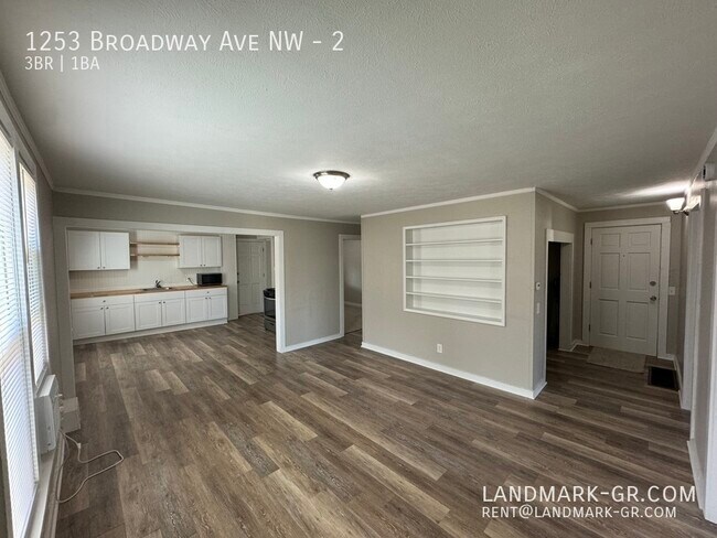 Building Photo - Updated 3 Bed/1Bath – First Month Only $995!