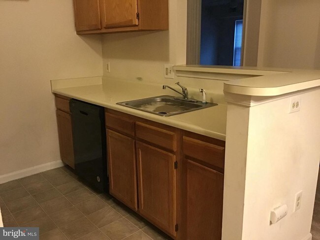 Building Photo - 8961 Town Center Cir