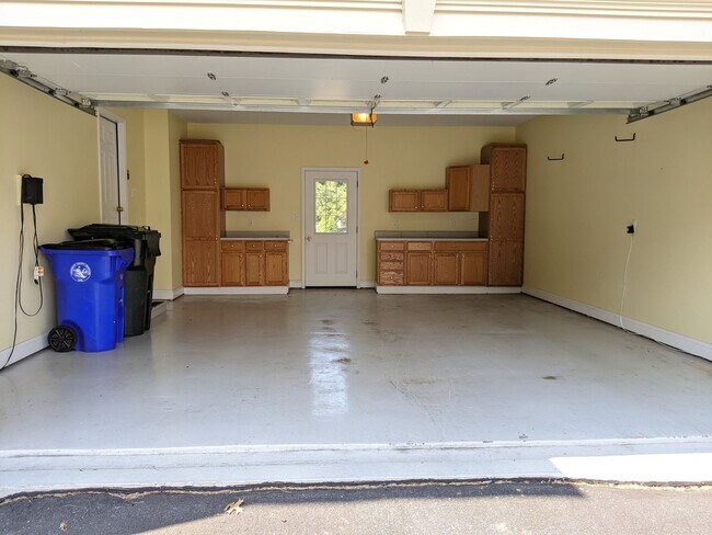 Building Photo - 403 McClellan Dr