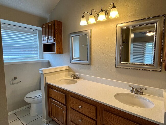 Building Photo - Spacious 3 bed 2 bath in Edmond!