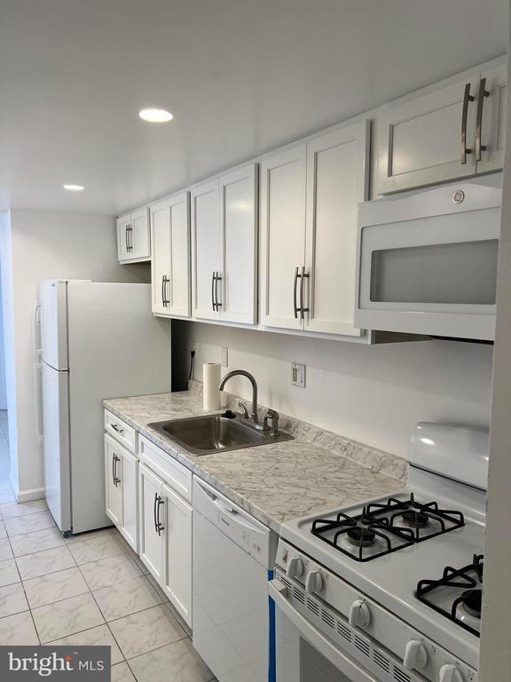 Building Photo - 1342 Levis St NE