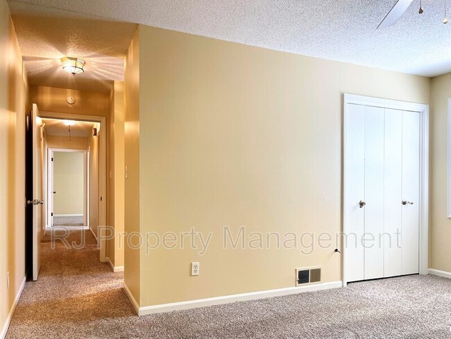 Building Photo - 3235 Foxgate Dr