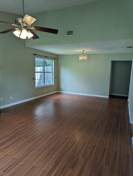 Main living area - 110 W White Hawthorne Dr