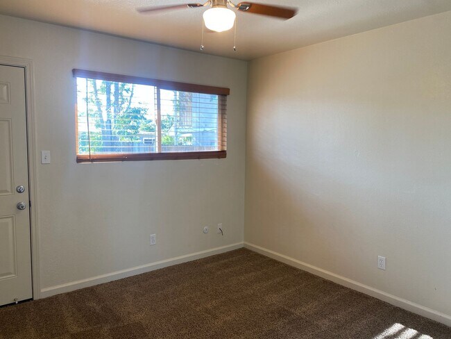 Building Photo - Oakdale!