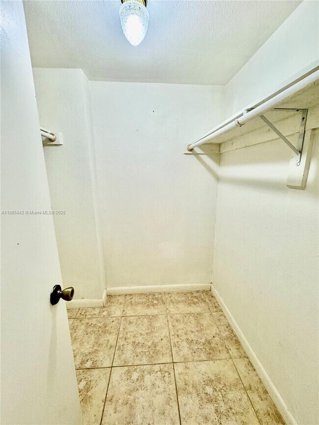 Building Photo - 9360 Fontainebleau Blvd