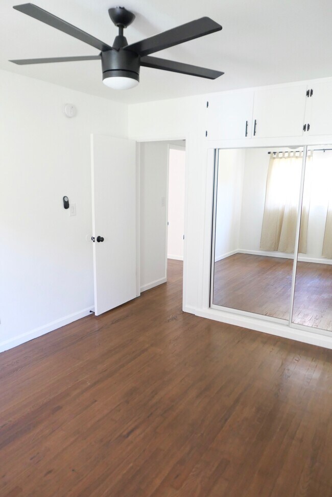 Building Photo - 3005 Normandie Ave
