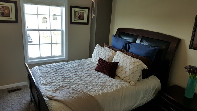 Building Photo - Robinson - LARGE 3 Bedroom End Unit House - Minutes from 376 W Robinson