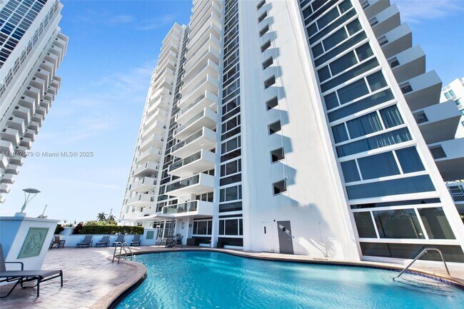 Building Photo - 2715 N Ocean Blvd