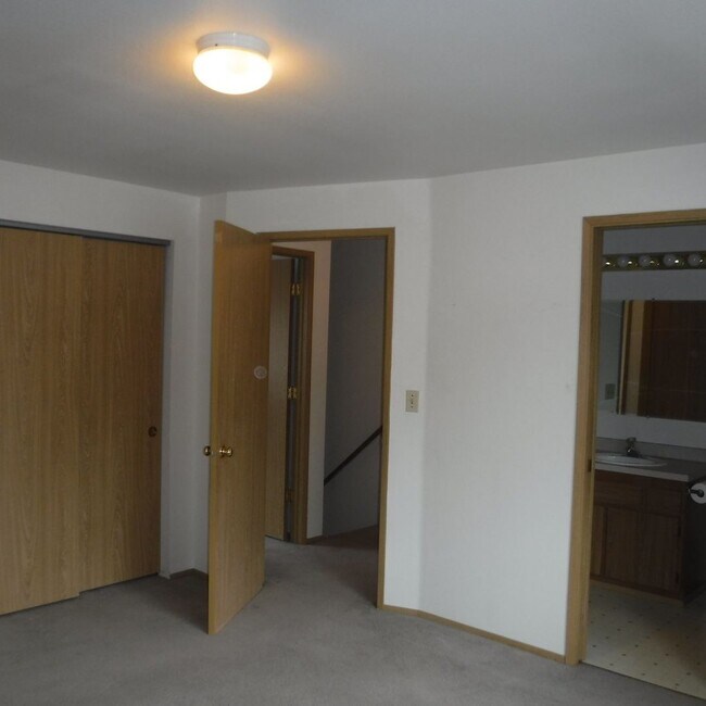 Building Photo - Lower Level 2 Bed/1 Bath Apartment Near St...