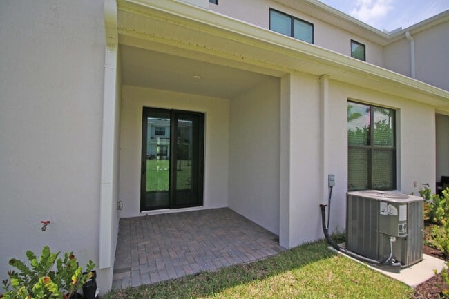 Building Photo - 14050 SW Thorens Dr