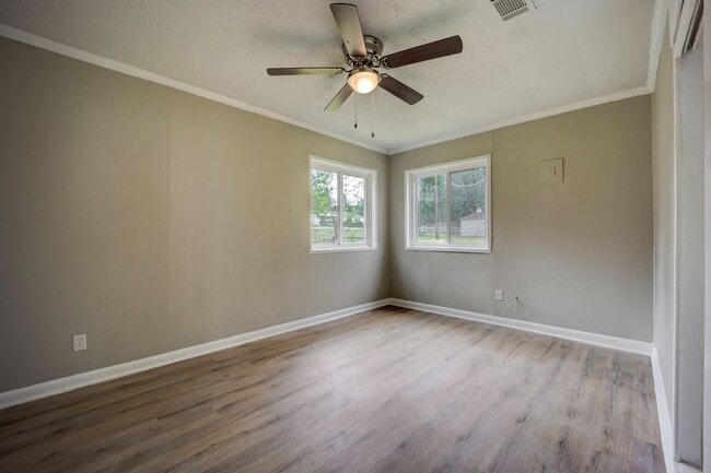 Building Photo - Freshly Updated 3 Bedroom House