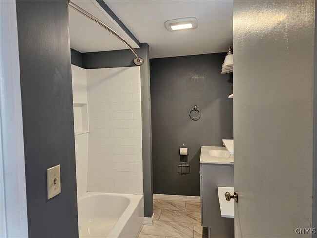 Building Photo - 25 Elm St