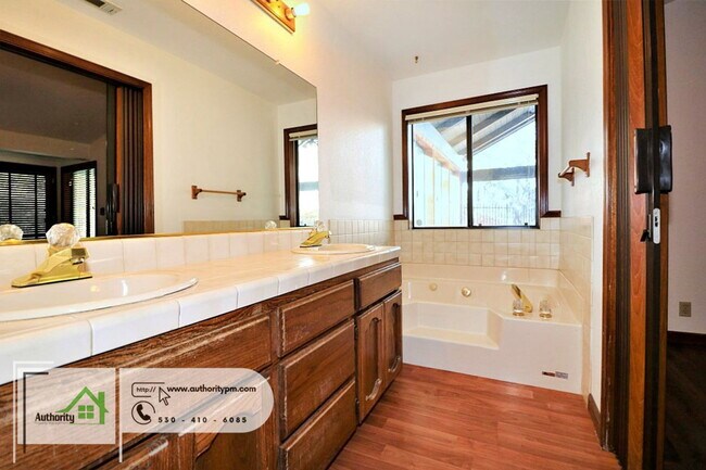 Building Photo - 15714 Middletown Park Dr