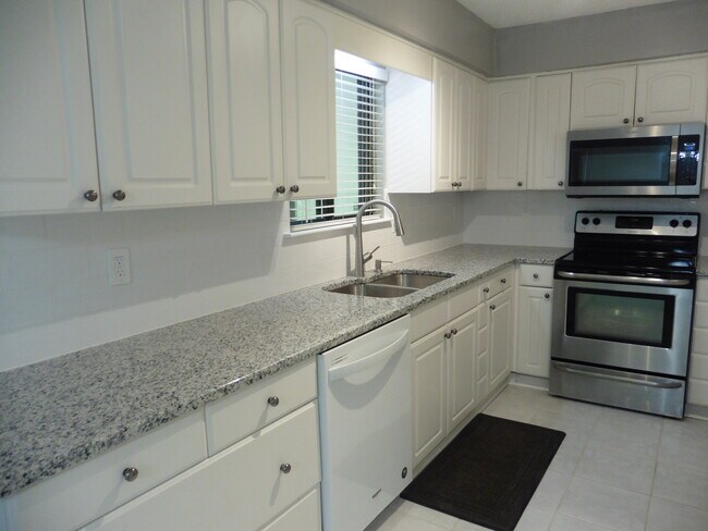 Building Photo - 4257 Lake Ridge Dr