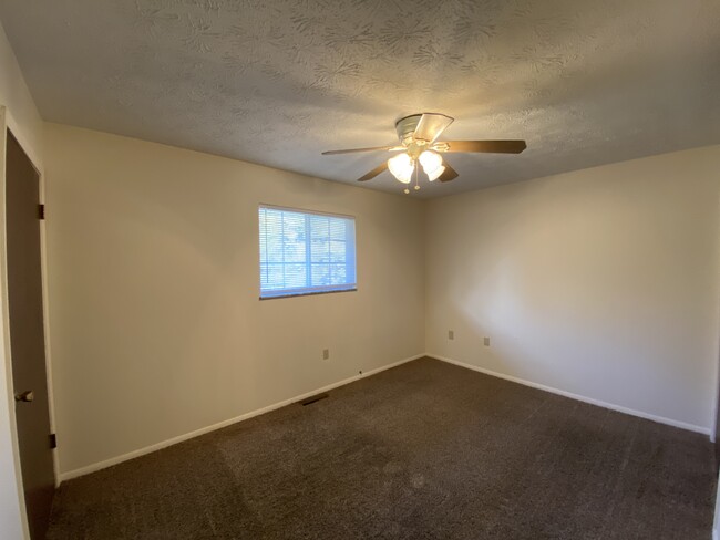 Building Photo - 5033 W Pea Ridge Rd