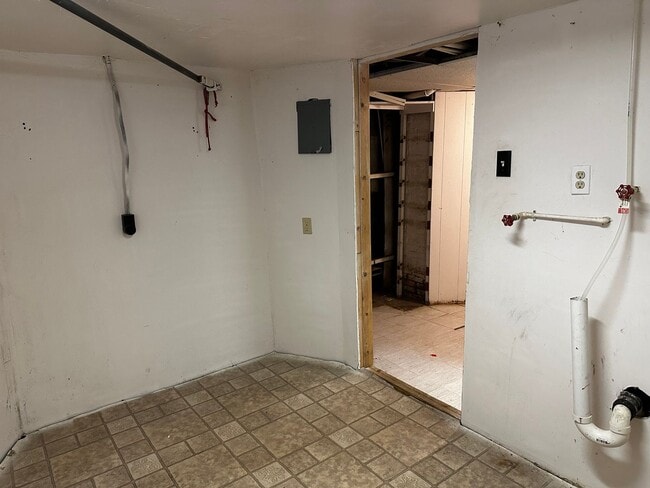 Building Photo - 1930s home with updates in quiet neighborhood