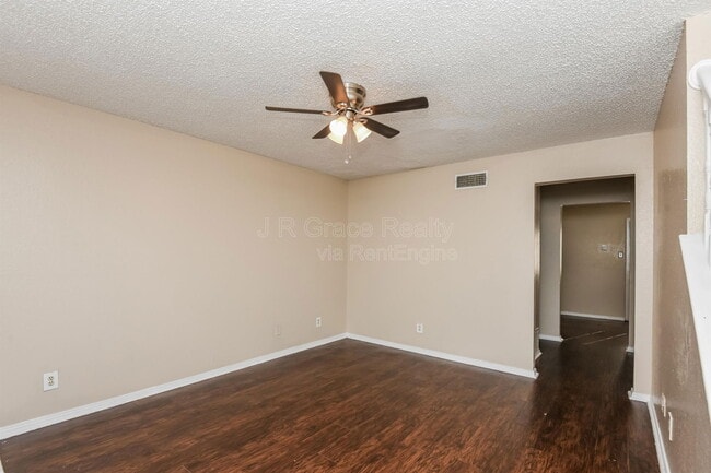 Building Photo - 5915 Shadydell Dr