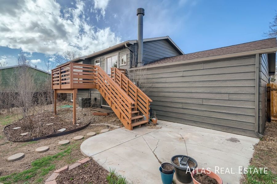Building Photo - 2029 Whitehorn Dr N