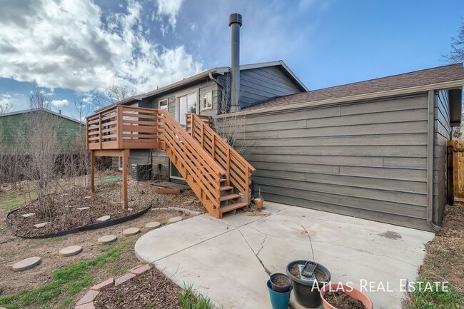 Building Photo - 2029 Whitehorn Dr N