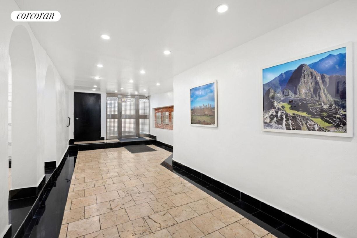 Building Photo - 283 E 4th St