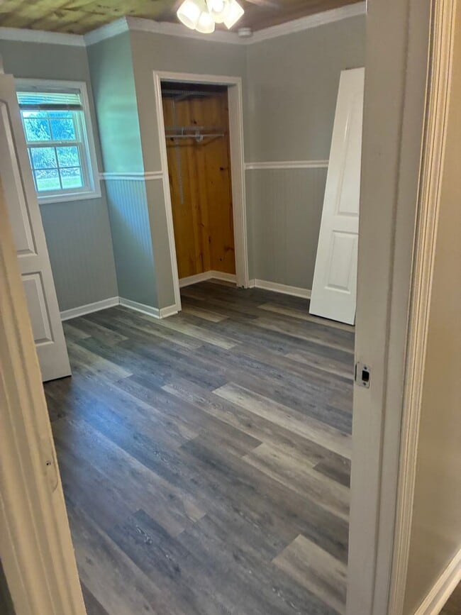 Building Photo - 3 Bed 2 Bath Brick Home Newly Renovated