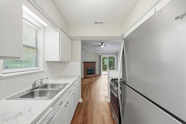 Building Photo - Renovated Ranch on a Quiet Cul-de-Sac with Vaulted Ceilings & Private Backyard