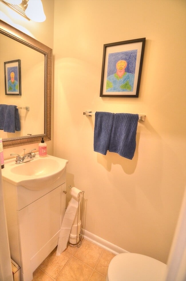Building Photo - Rare End-Unit Townhome in Carrboro with Beautiful Updates! Available Early July!