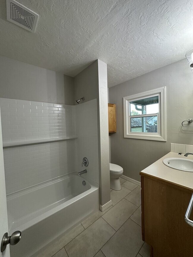 Building Photo - Renovated 3 bedroom + bonus room & finishe...