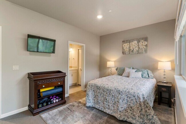 Building Photo - Luxury Townhouse, Minutes from Downtown