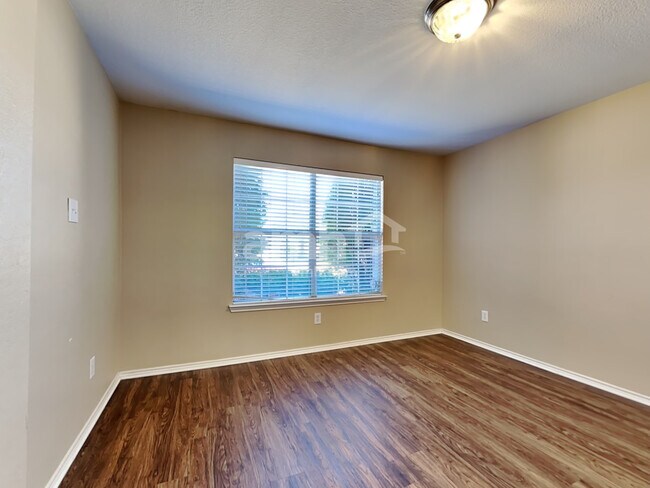 Building Photo - 729 Redwing Dr