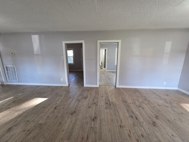 Building Photo - Charming 3-Bedroom Ranch Home with Fenced ...