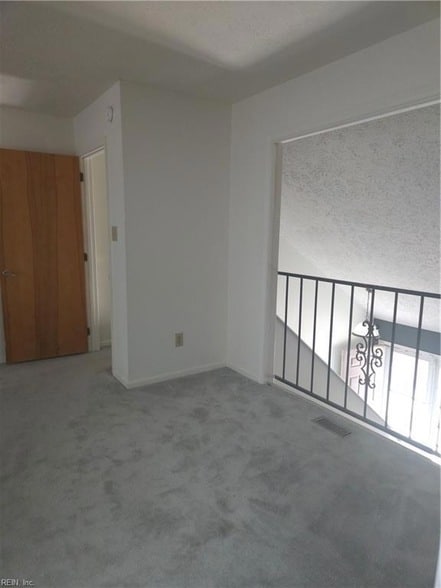 Building Photo - 330 Kinsmen Way