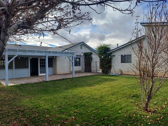 Building Photo - Please Contact VAUGHN REALTY to set up an appointment 760-446-6561