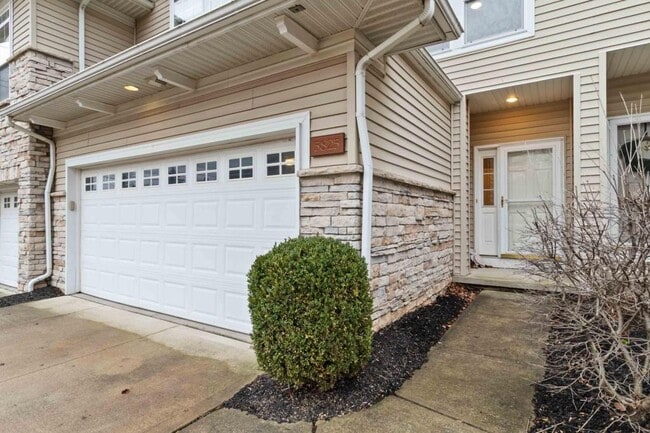 Building Photo - 5825 Crescent Ridge Dr