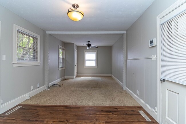 Building Photo - CHARMING 2 Bedroom/1 Bathroom w/ Bonus Roo...